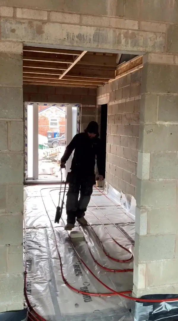 Laying underfloor heating pipe on a new extension